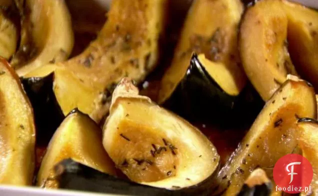 Słodko pieczone kawałki dyni z rozmarynem i żołędziami