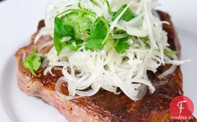 Sous Vide Porterhouse Z Oswojoną Sałatką Cebulową