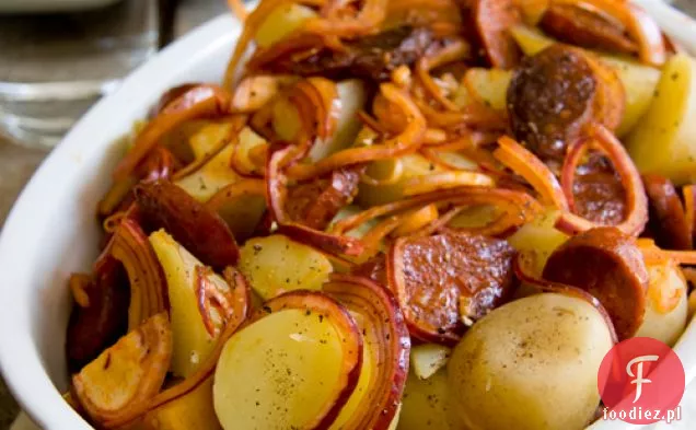 Ciepła Chorizo, Czerwona Cebula I Sałatka Ziemniaczana Dla Dzieci