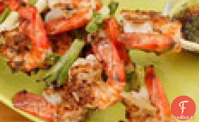 Grillowane krewetki i szalotki z sosami do zanurzania w Azji Południowo-Wschodniej