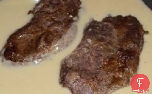 Kreolski smażony na patelni stek z żelaza