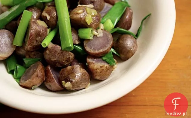 Ciepła Niebieska Sałatka Z Ziemniaków I Zielonej Cebuli