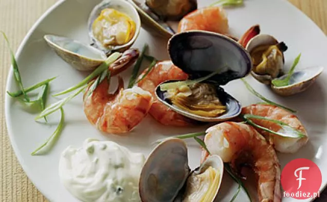 Cedrowe krewetki i małże z majonezem cebulowym