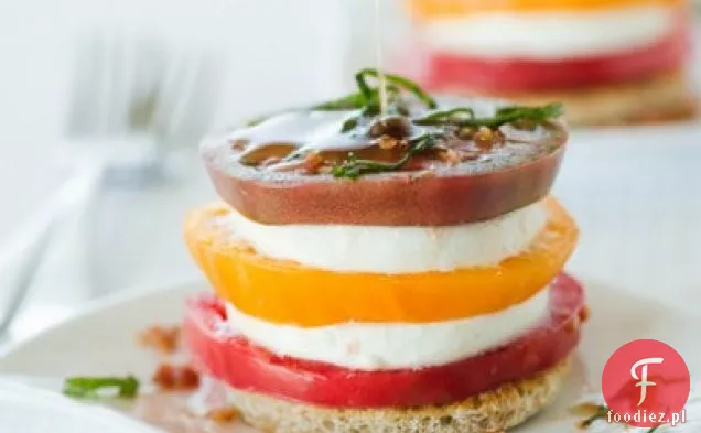 Wieża pomidorowo-mozzarella z sosem z szalotki