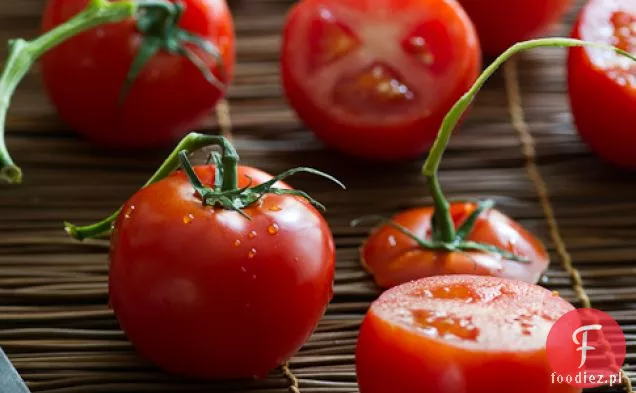 Nadziewane Pomidory Z Komosą Ryżową, Miękkim Tofu, Bazylią, Szalotką