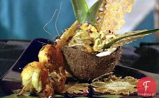 Sałatka z glazurowanymi bochenkami cukru, ananasem i homarem, przyozdobiona prażonymi orzechami kokosowymi i grillowanymi krewetkami cytrusowymi w stylu kubańskim