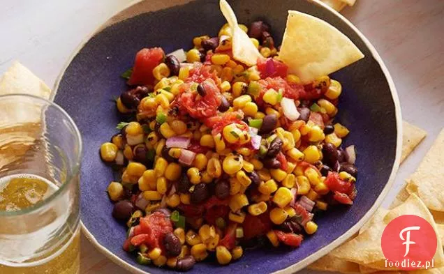 Salsa z grillowanej kukurydzy i fasoli z pieczonymi chipsami kukurydzianymi