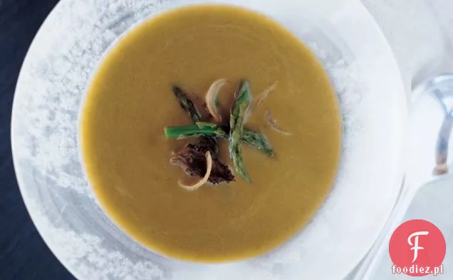 Zupa szparagowa z pieczoną szalotką i smalcem