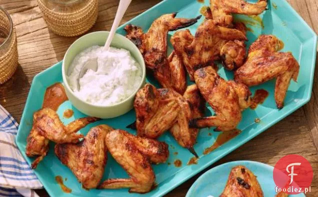 Grillowane Skrzydełka Z Kurczaka Z Ostrym Sosem Chipotle I Sosem Z Sera Pleśniowo-Jogurtowego