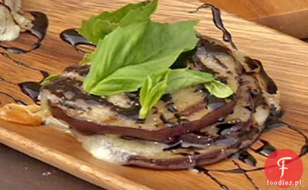 Sałatka z grillowanym bakłażanem i serem manchego ze świeżą bazylią i glazurą balsamiczno-czarnym pieprzem