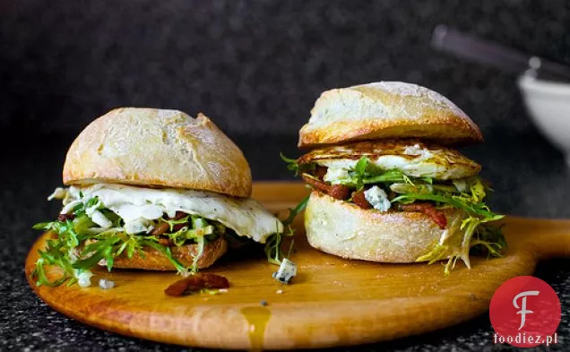 Kanapka Z Jajkiem Sadzonym Z Boczkiem I Serem Pleśniowym