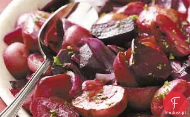 Sałatka ziemniaczana pieczona w burakach, której nie można jeść