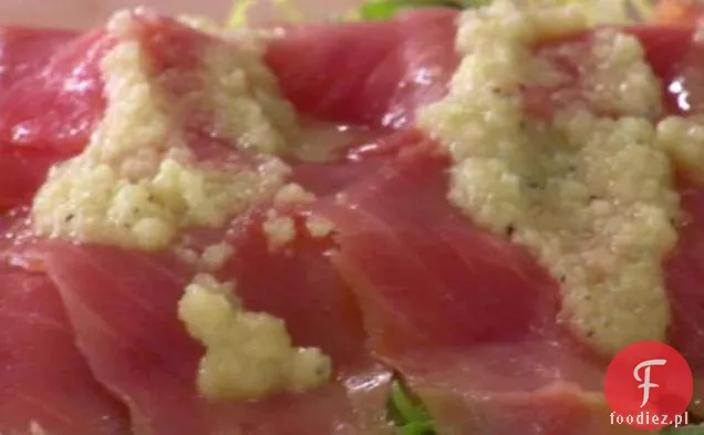 Carpaccio z wędzonego łososia i fryzowanego sera