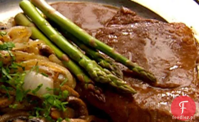 Steki z antrykotu duszone z pieczarkami i cebulą oraz sosem porter