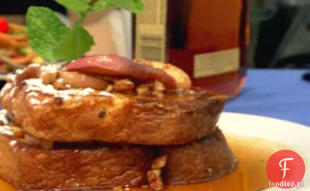 Tosty francuskie z białą brzoskwinią i bourbonem z syropem klonowym z białą brzoskwinią i pekanami