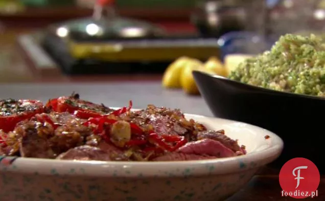 Ryżowy pilaf ze szpinakiem i serem feta, pokrojony stek z sosem oregano i pieczone pomidory z pietruszką