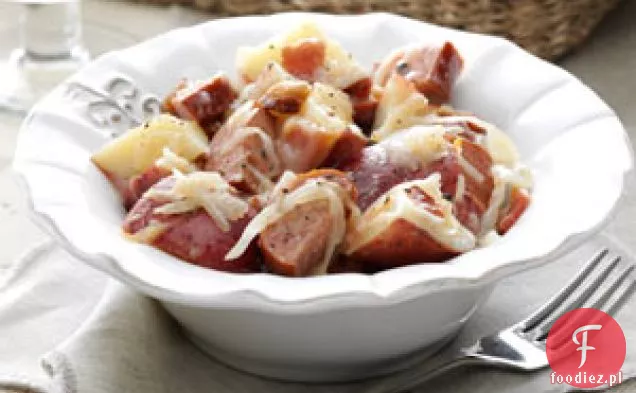 Niemiecka sałatka ziemniaczana z kiełbasą