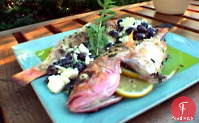 Grillowany cały lucjan czerwony z solą morską i świeżą mieszanką oregano oraz pikantną marynatą z czarnych oliwek i sera feta