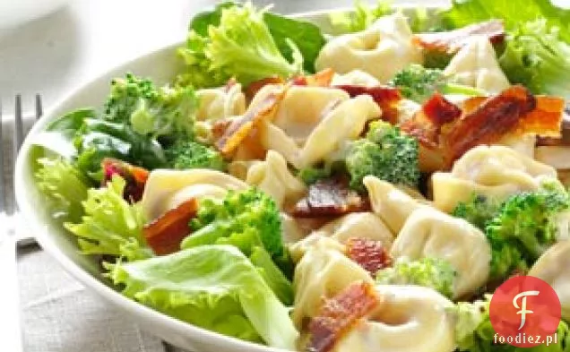 Sałatka z tortellini, boczkiem i cytryną