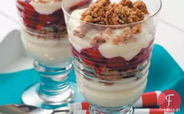 Parfaits z wiśniami i soczystymi owocami