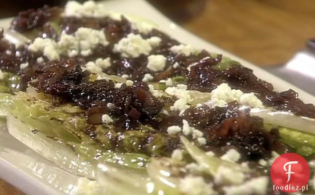 Grillowana sałata rzymska z winegretem z serem pleśniowym i boczkiem