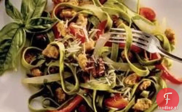 Fettuccine ze szpinakiem, kiełbasą, papryką i oliwkami
