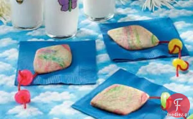 Ciasteczka w kształcie latawca barwionego metodą tie-dye