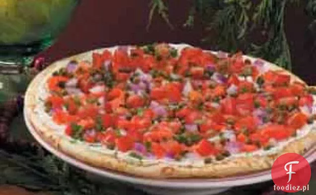 Pizza z wędzonym łososiem i pomidorami