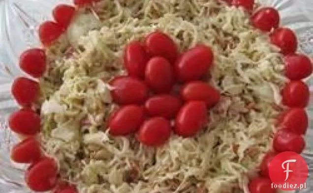 Sałatka Coleslaw w kolorze czerwonym, białym i niebieskim