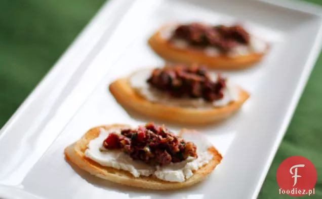 Bruschetta Z Kozim Serem I Tapenadą Z Oliwek