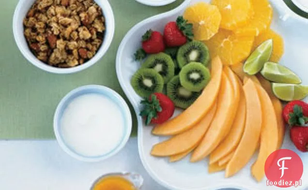 Półmisek świeżych owoców z sosem imbirowo-mango