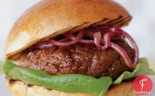 Pancetta-burgery wołowe z keczupem chrzanowym