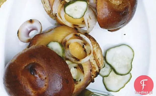 Burgery z indyka z wędzoną goudą
