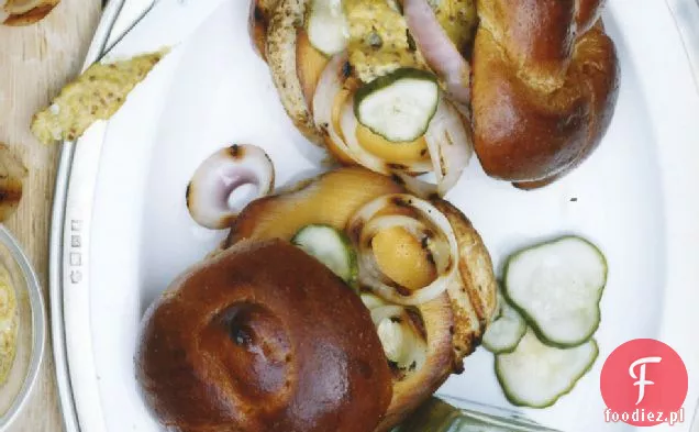 Burgery z indyka z wędzoną goudą