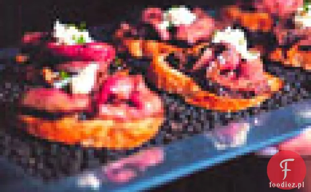 Stek z papryką z kremem chrzanowym na grillowanym czosnku Crostini