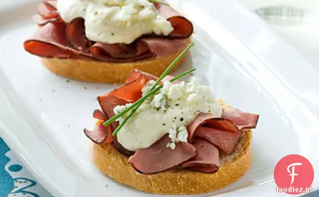 Wołowina i niebieskie Crostini