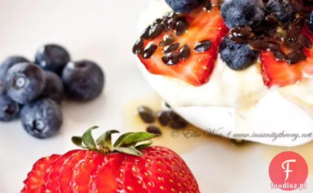 Pavlova Z Jogurtowym Kremem I Letnimi Owocami