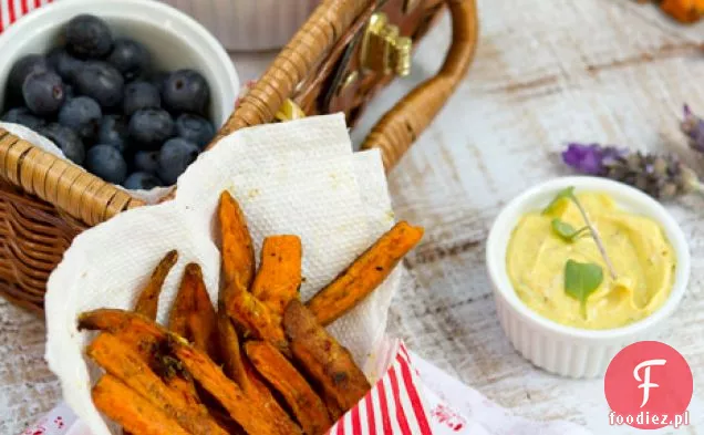 Indyjskie Przyprawione Pieczone Frytki Ze Słodkich Ziemniaków Z Curry Aioli