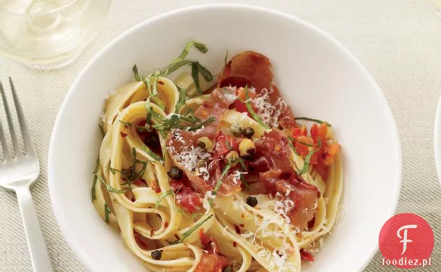 Fettuccine z pomidorami i chrupiącymi kaparami