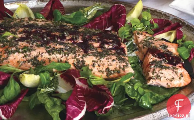 Rozmaryn-potarta strona łososia z prażonymi ziemniakami, pasternakiem