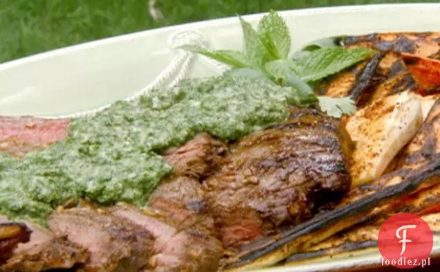 Grillowany stek z miętowo-Kolendrową Mojo i grillowaną marchewką i pasternakiem