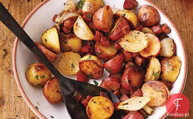 Młode ziemniaki z cebulą i pikantną kiełbasą