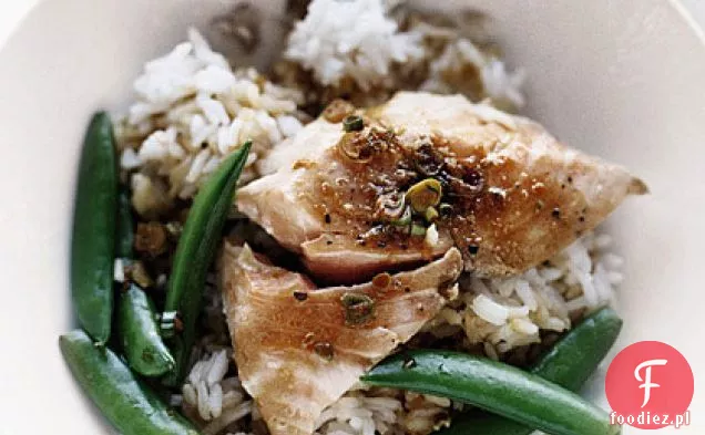 Łosoś w garnku z groszkiem i ryżem