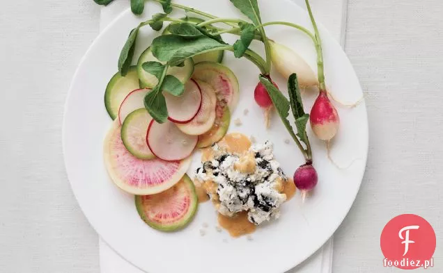 Letnie rzodkiewki z Chèvre, Nori i solą wędzoną