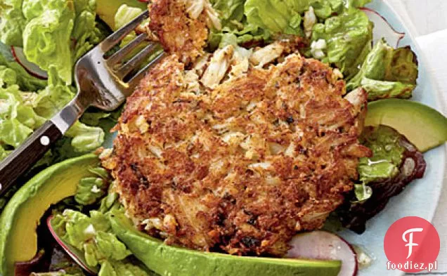 Herbed Crab Cake z sałatką z rzodkiewki i awokado