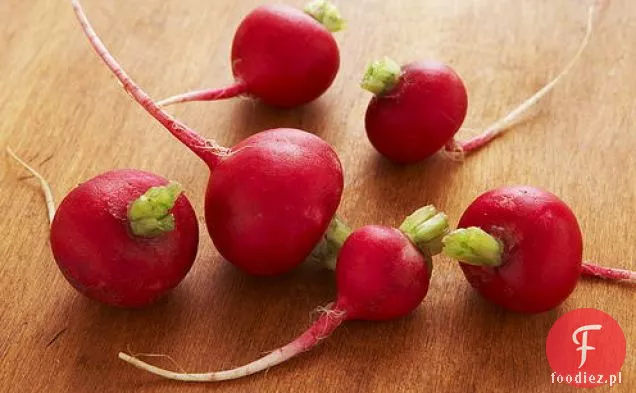 Sałata Bostońska i rzodkiewka z sosem kaparowym Dijon