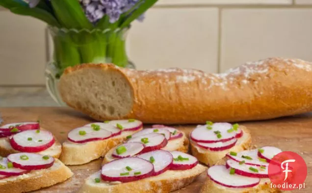 Pokrojona Bagietka Z Masłem, Rzodkiewką I Solą Morską