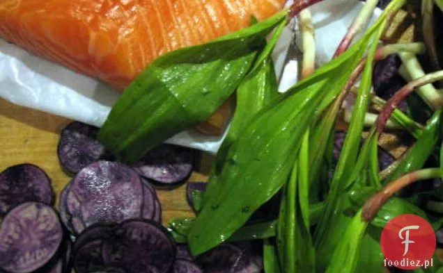 Orzechowy Łosoś Z Podsmażonymi Rampami I Fioletowymi Ziemniakami