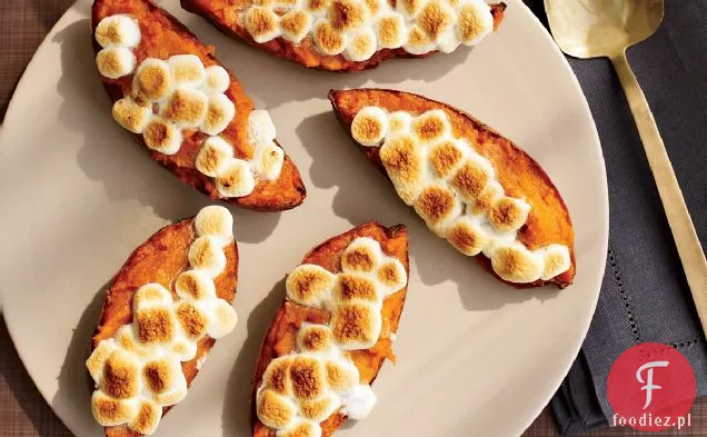 Dwa razy Pieczone słodkie ziemniaki z pieczoną pianką