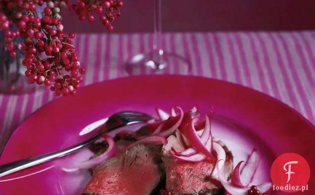 Polędwica wołowa z marynowaną cebulą i różowym pieprzem